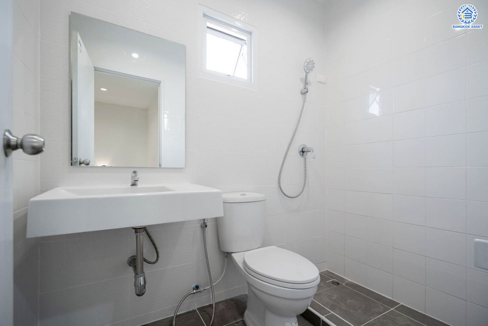 บ้านมือสองตกแต่งใหม่ โครงการ พฤกษาทาวน์เน็กซ์ ติวานนท์-พระราม5 หลังมุม เนื้อที่ 21.6 ตร.ว. ฟังก์ชัน 3 ห้องนอน 2 ห้องน้ำ 1 ที่จอดรถ พร้อมเข้าอยู่ได้ทันที บนทำเลเดินทางสะดวก ติดถนนนครอินทร์ เชื่อมต่อถนนราชพฤกษ์ ถนนกาญจนาภิเษก ใกล้จุดขึ้นทางด่วน "ศรีรัช" และรถไฟฟ้าสายสีม่วง "สถานีตลาดบางใหญ่"